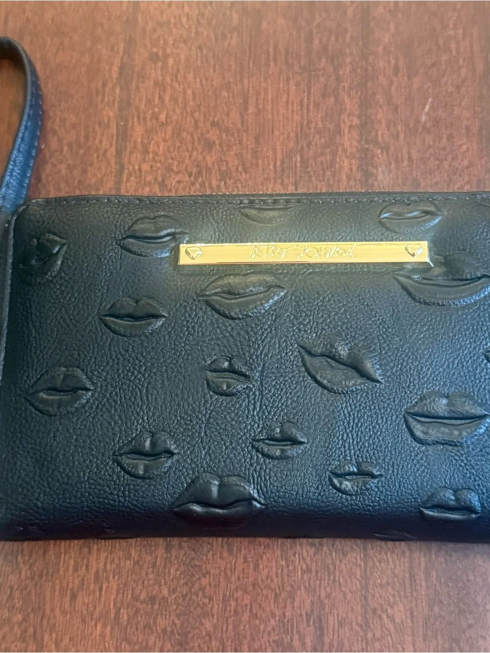 Betsey Johnson Black Embossed Lips Zip Around Wristlet Wallet NWT